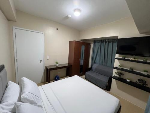 Säng eller sängar i ett rum på Cozy 2 Bedroom Condo with Balcony for Rent