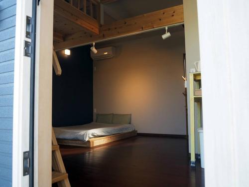 ein Schlafzimmer mit einem Bett in der Mitte eines Zimmers in der Unterkunft umidaisyou-海大将- 
