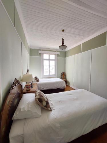 a bedroom with two beds and a window at Estancia Río Penitente in Villa Tehuelche 