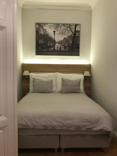 1 dormitorio con 1 cama con una foto encima en Luxury Apartment Neubaugasse, en Viena