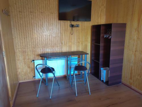 einen Tisch und zwei Stühle in einem Zimmer mit einem Aquarium in der Unterkunft Hostal Santa Fe in Castro
