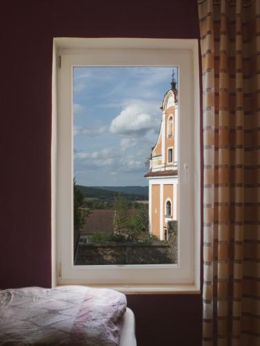 una ventana con vistas a un edificio en Hotel Pod Stráží, en Lhenice