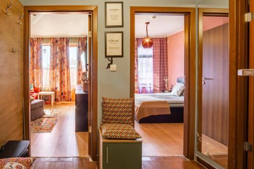 Pokój z sypialnią, łóżkiem i drzwiami w obiekcie Gondola 1 BDRM Flat in Cedar Lodge IV (D2) w mieście Bansko