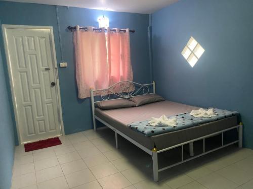 a small bedroom with a bed and a door at ทับศิลารีสอร์ท Tubsila Resort in Chongsadao