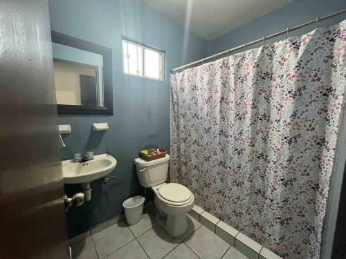een badkamer met een toilet en een wastafel bij Casa Joyas in San Luis Río Colorado