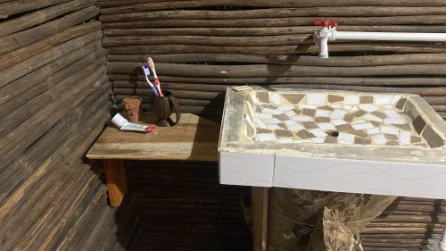 a wooden table with a chessboard on top of a counter at Cabaña Kindi in Moñitos