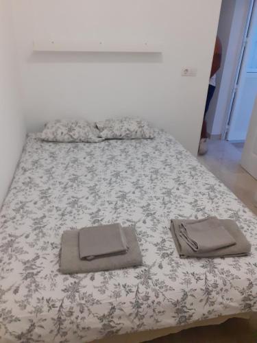 Una cama con dos toallas encima. en Casa y Estudio Keyfer, Arrecife Centro, en Arrecife