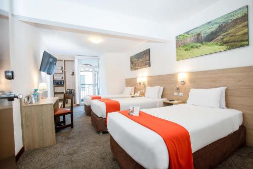 ein Hotelzimmer mit 2 Betten und einem Schreibtisch in der Unterkunft Casa Andina Standard Cusco Catedral in Cusco