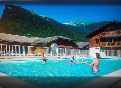 un groupe de personnes jouant dans une piscine dans l'établissement Studio - Le D2 du Grand Tetras, à Samoëns