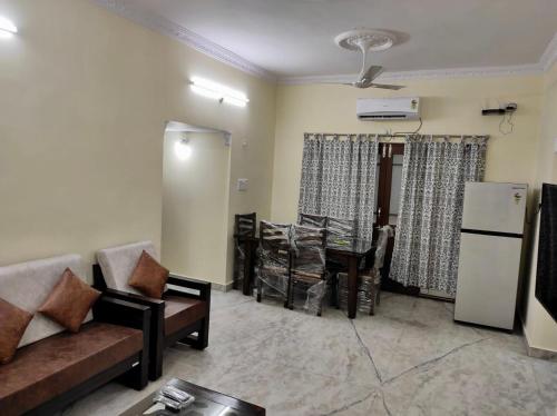 sala de estar con sofá y mesa en Home to explore Food, History & Shopping en Hyderabad