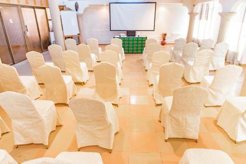 Hotel M'Rodeにあるビジネスエリアまたは会議室