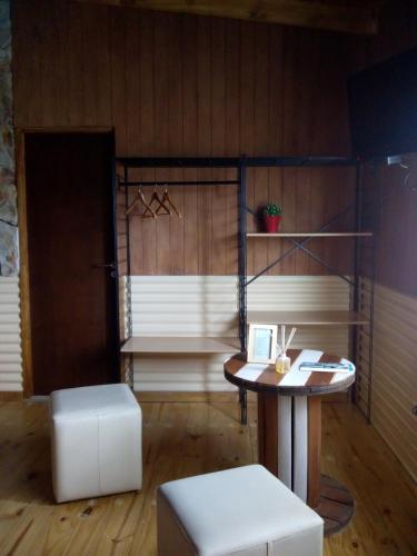 Habitación con escritorio, mesa y silla. en OLIVIAS LOFTS en Ushuaia