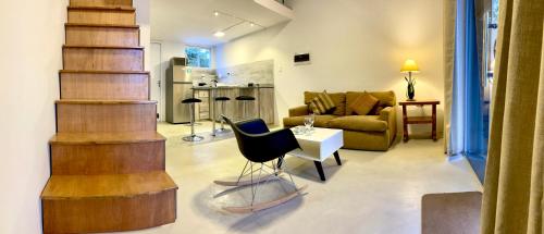 sala de estar con sofá, mesa y sillas en Tiny Houses en Asunción. Zona Aeropuerto-Rakiura, en Zarate Isla