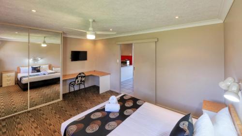 Ένα ή περισσότερα κρεβάτια σε δωμάτιο στο James Street Motor Inn