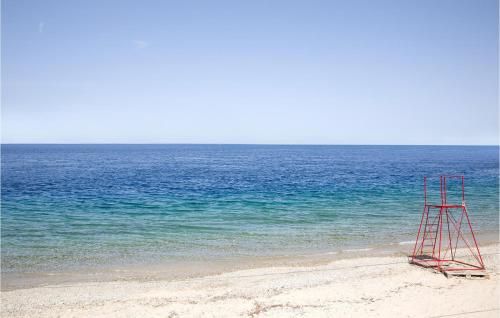 una torre salvavidas en una playa cerca del océano en Nice Home In Marina Di Modica With Wifi, en Marina di Modica