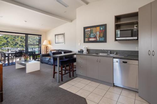 Una cocina o zona de cocina en Harbour View Motel