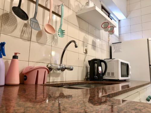 encimera de cocina con fregadero y microondas en El cielo apartamento en Mendoza