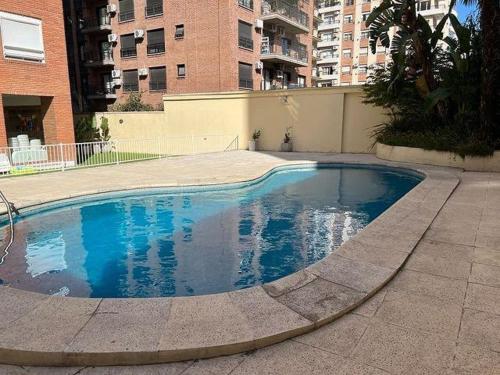 una pequeña piscina en medio de una ciudad en Departamento entero 2 ambientes en Buenos Aires