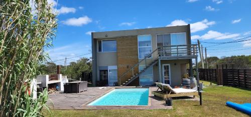 a house with a swimming pool in the yard at La Juanita Jose Ignacio in José Ignacio