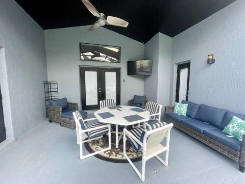 sala de estar con mesa y sofá azul en Luxury Disney Family Villa (5-Bedroom, pool & spa) en Kissimmee