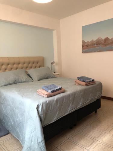 1 dormitorio con 1 cama con 2 toallas en El cielo apartamento en Mendoza