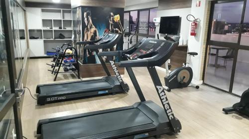 une salle de sport avec une rangée de tapis de course et de tapis de course dans l'établissement Maravilhoso Apt 109 Home Service próximo Shopping Partage e Rodoviária, à Campina Grande