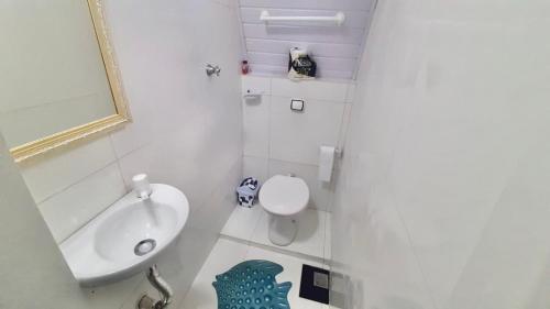 a small bathroom with a toilet and a sink at Recanto da Vera in Ilhabela