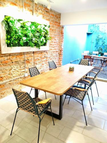 a wooden table and chairs in a room at Zentrico Boutique in Pereira