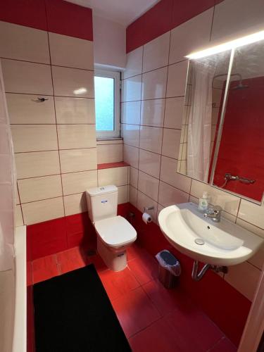 La salle de bains est pourvue de toilettes blanches et d'un lavabo. dans l'établissement Athens Gate Acropolis Two bedroom apartment, à Athènes