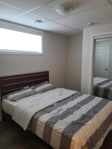 um quarto com 2 camas e uma janela em Bethel Joyful Home em Winnipeg