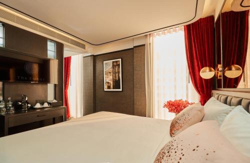 Кровать или кровати в номере The Gravitique Hotel Khaosan