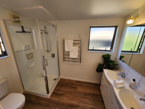 ハヘイにあるEasy Days Haheiのバスルーム(シャワー、洗面台、トイレ付)