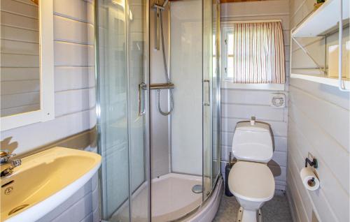 uma casa de banho com um chuveiro, um WC e um lavatório. em Cozy Home In Eikesdal With House Sea View em Øverås