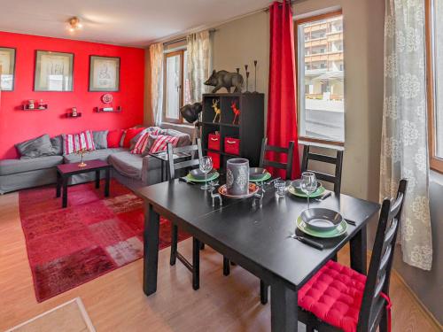 バンスコにあるGondola Flat Number 2の赤い壁のリビングルーム(テーブル付)