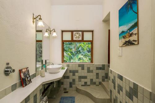 uma casa de banho com um lavatório e uma janela em Casa de Amor em Anjuna