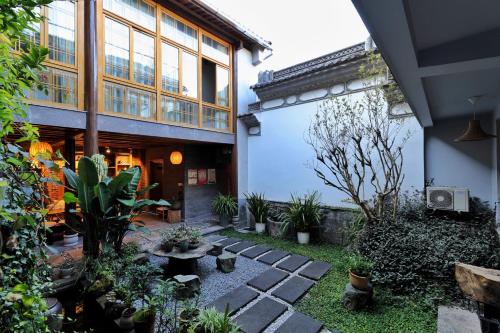 Taman di luar Floral Tengchong Mountain hotel