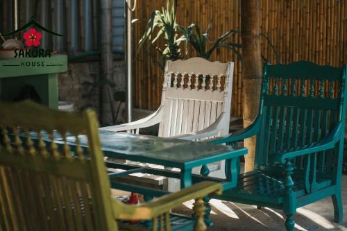 twee stoelen en een tafel en een tafel en stoelen bij SAKURA House - Vườn Đào in Mộc Châu