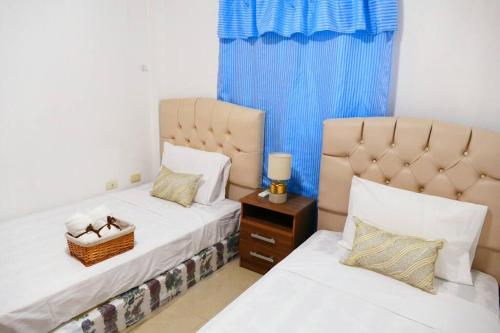 een slaapkamer met twee bedden en een tafel met een lamp bij Luxury House 11 Private Beach 45Min Guayaquil in Salinas