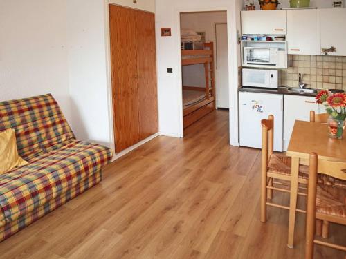 un salon avec un canapé et une table et une cuisine dans l'établissement Studio 4 personnes au cœur des Orres, accès ski, balcon - FR-1-322-504, aux Orres