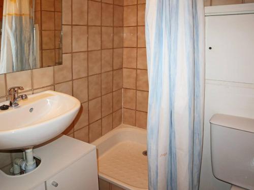 une salle de bain avec un lavabo et une baignoire dans l'établissement Studio 4 personnes au cœur des Orres, accès ski, balcon - FR-1-322-504, aux Orres
