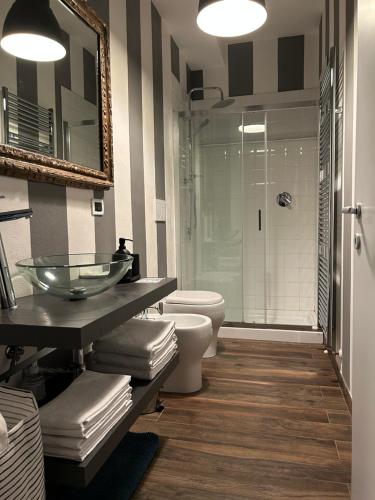 bagno con lavabo in vetro e servizi igienici di charming new loft a Bologna