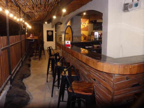 bar z krzesłami i ladą w restauracji w obiekcie Tab Hotel Legian Bali w mieście Seminyak