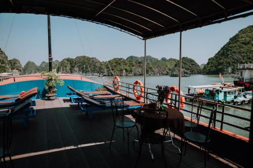 Bazén v ubytování Cat Ba Bay Cruises nebo v jeho okolí