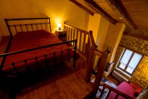 an overhead view of a bedroom with a bed at Pigi Tarlampa Hotel in Ano Trikala