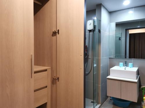 La salle de bains est pourvue d'un lavabo et d'une douche. dans l'établissement 4 Floor - Centrio Condominium near Shopping Malls and Andamanda Water Park, à Phuket