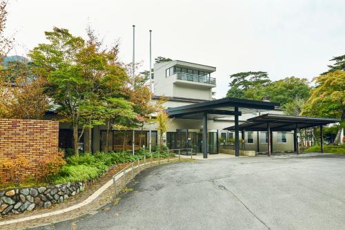 - un bâtiment avec deux pavillons dans une rue dans l'établissement KAMENOI HOTEL Shiobara, à Nasushiobara