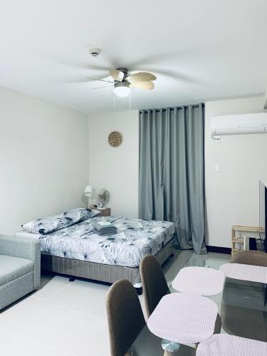 Un dormitorio con una cama y una mesa y sillas. en Angel's Nest, en Lo-oc