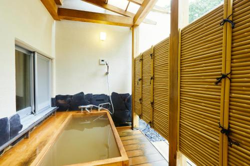 a bathroom with a large tub in a room at KAMENOI HOTEL SHIOBARA Dog Friendly Hotel in Nasushiobara