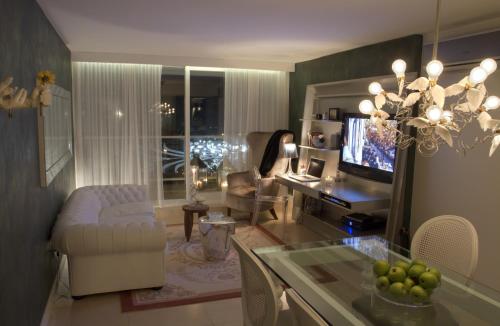 プンタ・デル・エステにあるYoo Punta del Este - Rental Club Apartmentsのソファとテーブルとテレビのあるリビングルーム