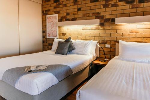 Ένα ή περισσότερα κρεβάτια σε δωμάτιο στο Abacus Motel